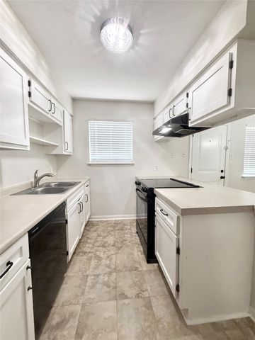 941 S Walker Street, Angleton, TX 77515