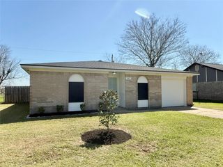 941 S Walker Street, Angleton, TX 77515