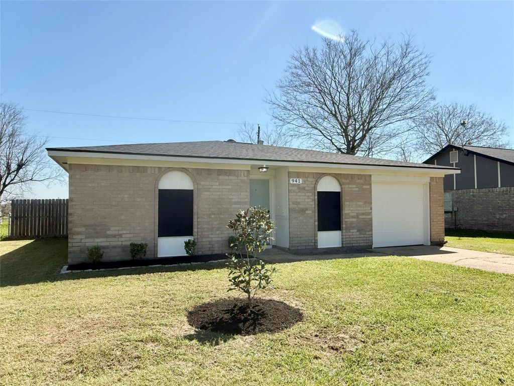 941 S Walker Street, Angleton, TX 77515