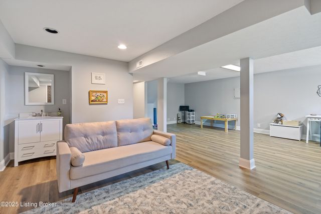 305 Lake Forest Pkwy, Louisville, KY 40245