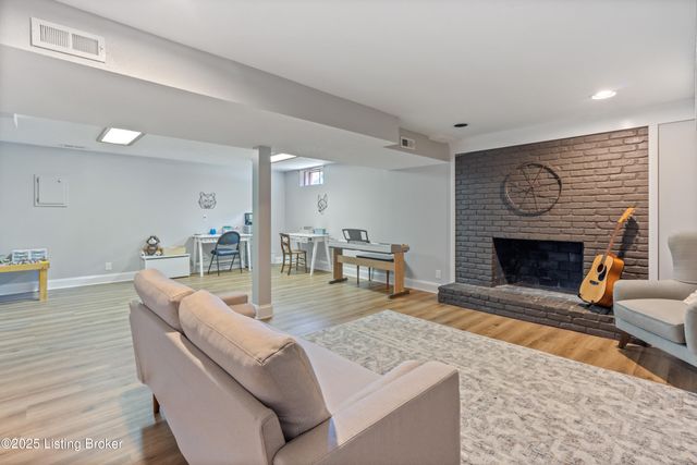 305 Lake Forest Pkwy, Louisville, KY 40245