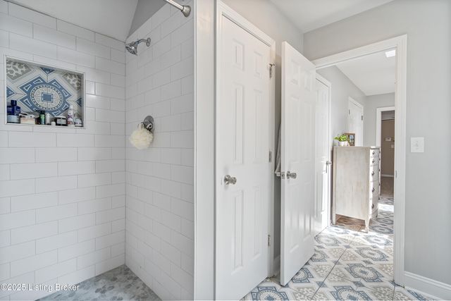 305 Lake Forest Pkwy, Louisville, KY 40245