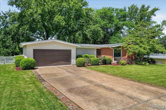 15 Bal Harbour Drive, St Louis, MO 63146