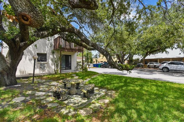 8423 SEMINOLE BOULEVARD 202, Seminole, FL 33772