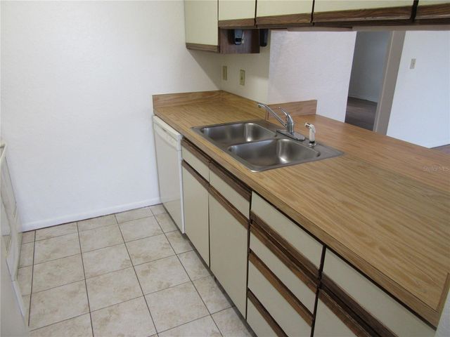 8423 SEMINOLE BOULEVARD 202, Seminole, FL 33772