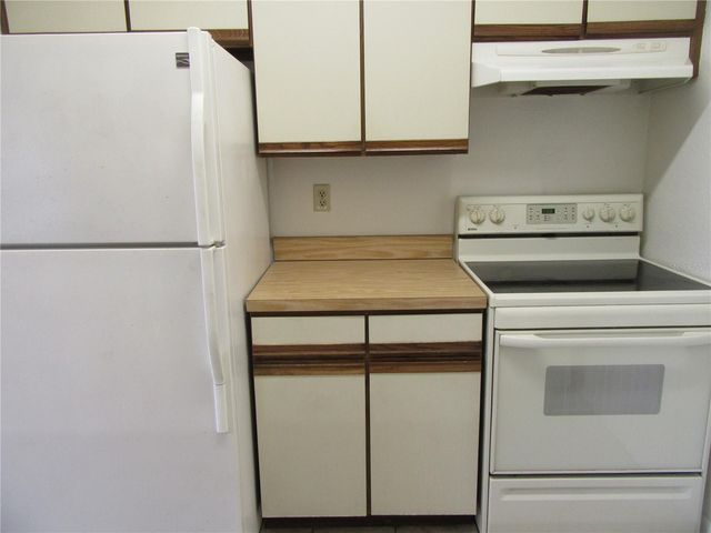 8423 SEMINOLE BOULEVARD 202, Seminole, FL 33772