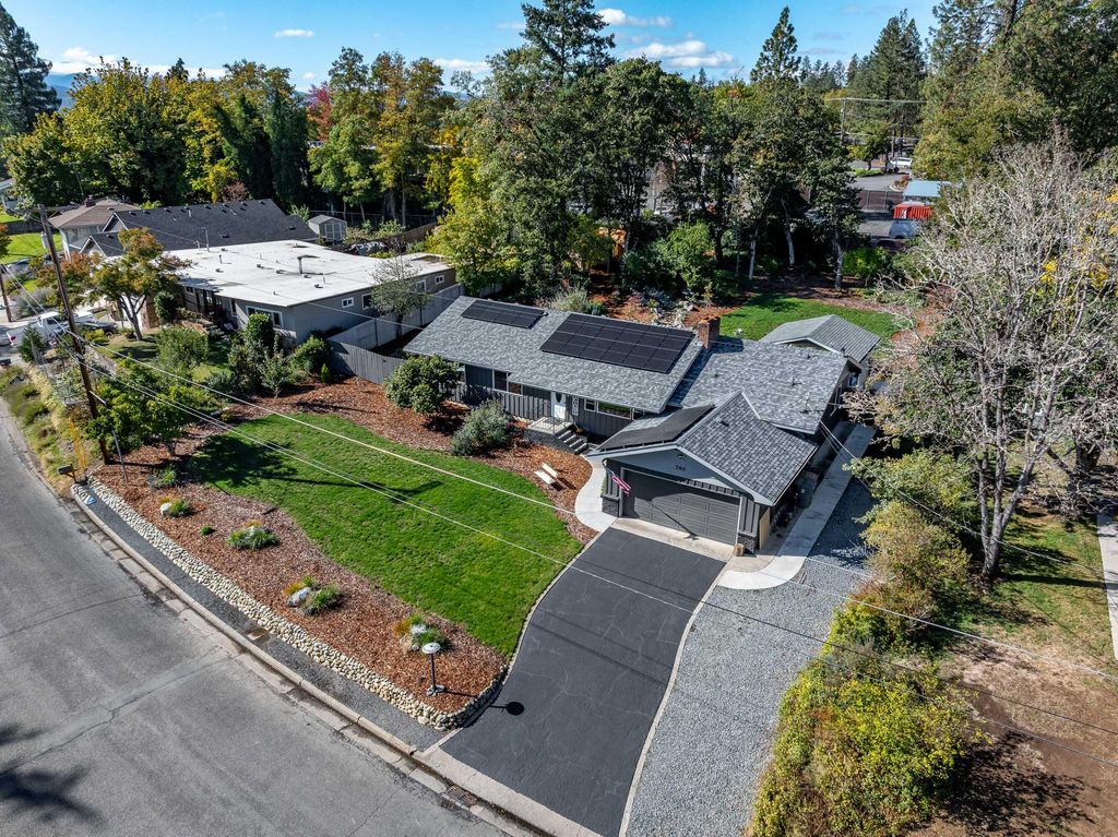 740 NW Kinney Street, Grants Pass, OR 97526