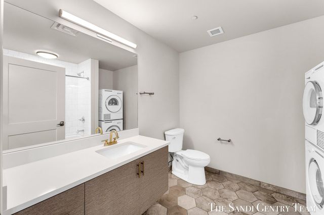 110 W Savidge Street 302, Spring Lake Vllg, MI 49456