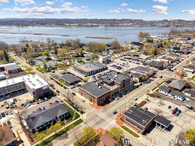 110 W Savidge Street 302, Spring Lake Vllg, MI 49456
