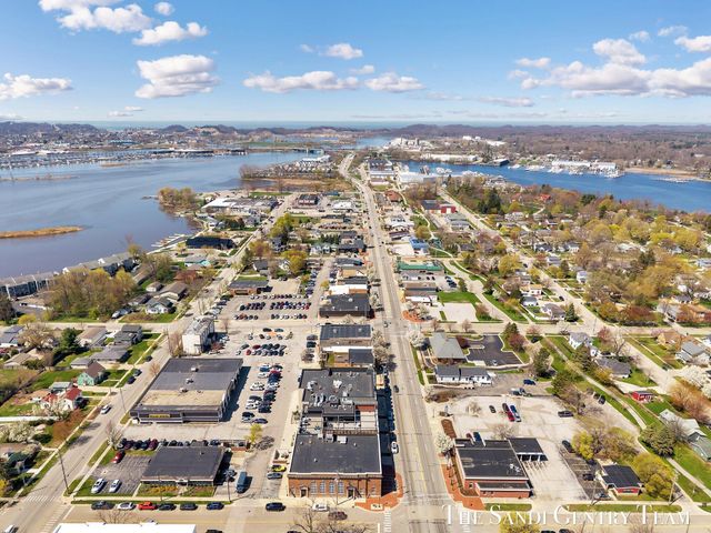 110 W Savidge Street 302, Spring Lake Vllg, MI 49456