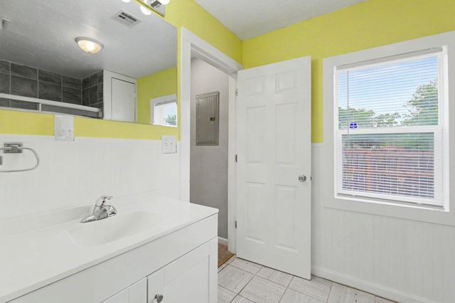 2154 S Seneca St, Wichita, KS 67213