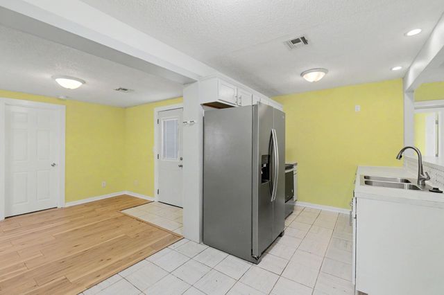 2154 S Seneca St, Wichita, KS 67213