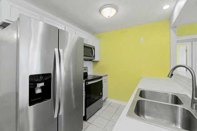 2154 S Seneca St, Wichita, KS 67213