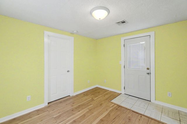 2154 S Seneca St, Wichita, KS 67213