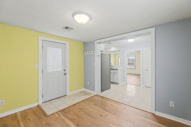 2154 S Seneca St, Wichita, KS 67213