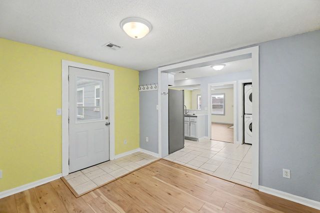 2154 S Seneca St, Wichita, KS 67213