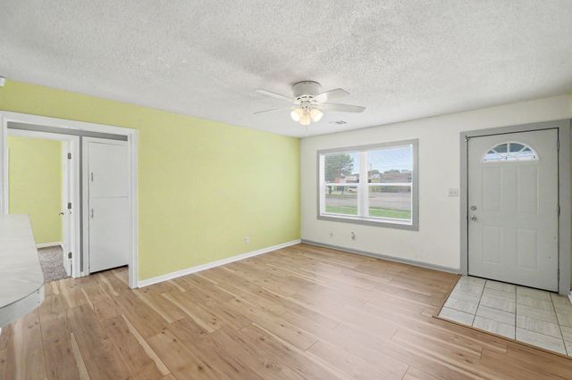 2154 S Seneca St, Wichita, KS 67213