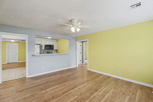 2154 S Seneca St, Wichita, KS 67213
