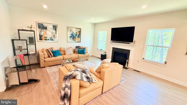 103 LAKE BLUFF CT, Fredericksburg, VA 22406