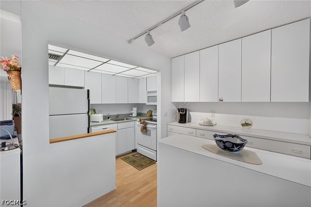 1250 Tennisplace CT E22, Sanibel, FL 33957