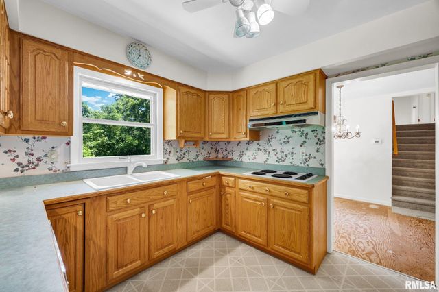 1233 OAK Circle, East Peoria, IL 61611