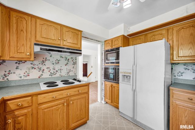 1233 OAK Circle, East Peoria, IL 61611