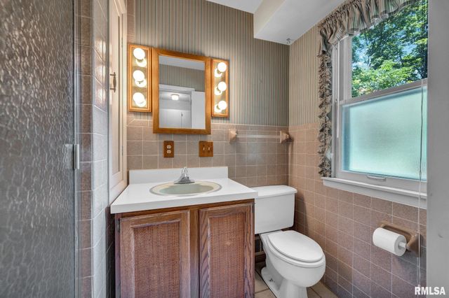 1233 OAK Circle, East Peoria, IL 61611