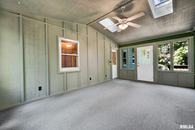 1233 OAK Circle, East Peoria, IL 61611
