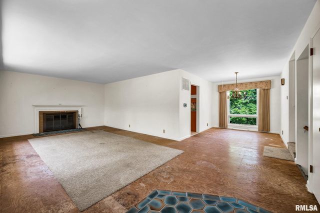 1233 OAK Circle, East Peoria, IL 61611
