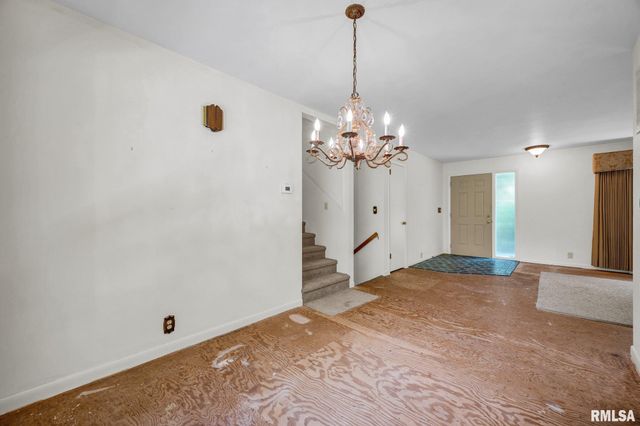 1233 OAK Circle, East Peoria, IL 61611