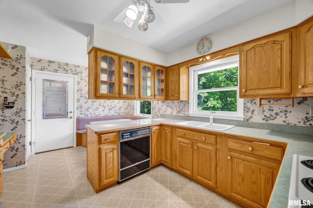 1233 OAK Circle, East Peoria, IL 61611