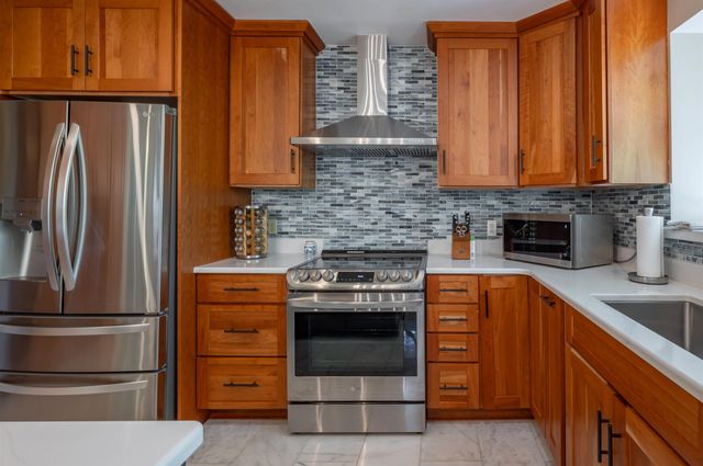 14 Wentworth Street, Nashua, NH 03060