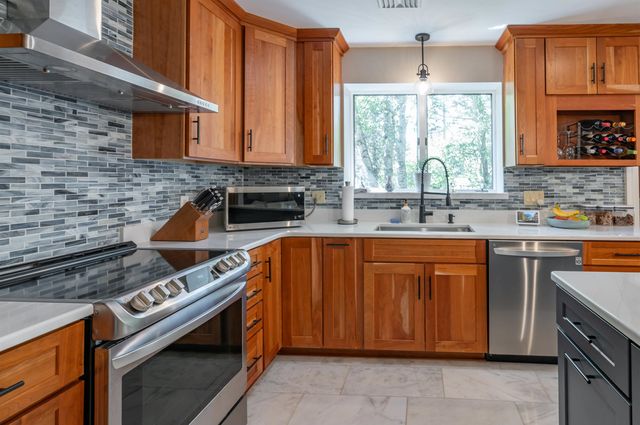 14 Wentworth Street, Nashua, NH 03060