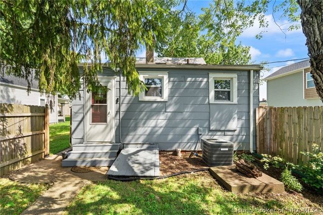 1929 Center Street, New Albany, IN 47150