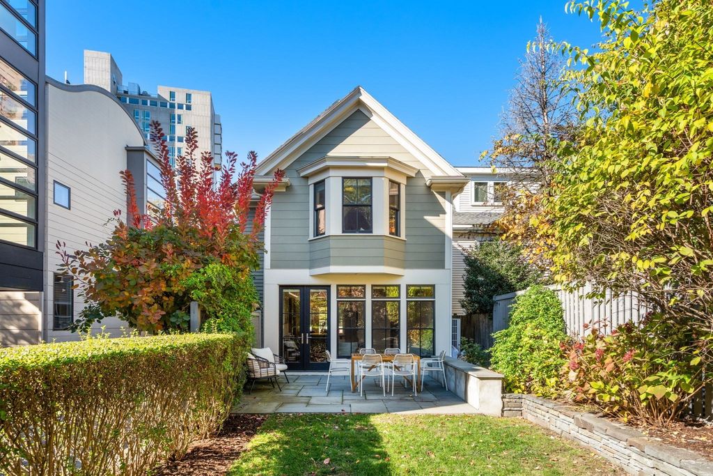 136 Banks St, Cambridge, MA 02138