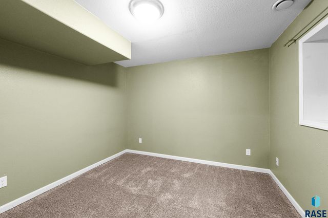 529 S Whitewood Ave Avenue, Sioux Falls, SD 57106