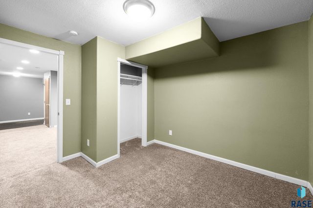 529 S Whitewood Ave Avenue, Sioux Falls, SD 57106