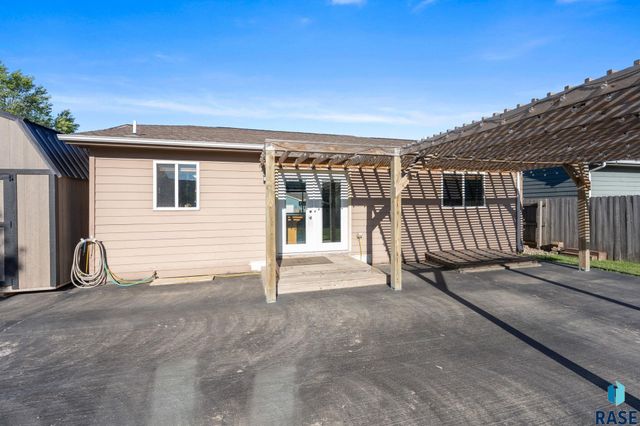 529 S Whitewood Ave Avenue, Sioux Falls, SD 57106