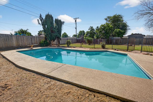 1119 W Dove Drive, Visalia, CA 93291