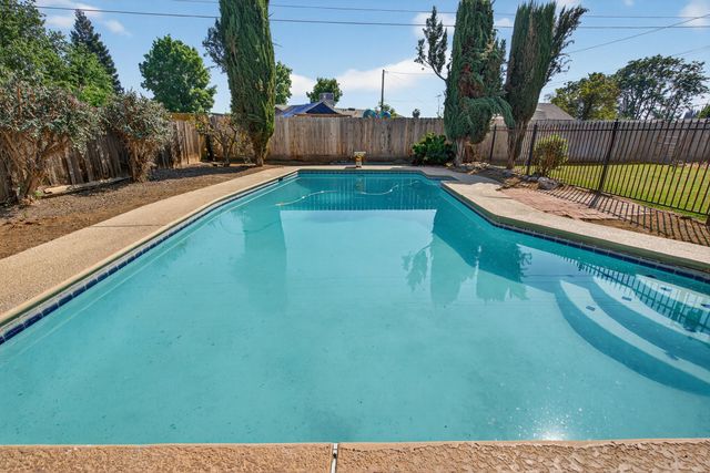 1119 W Dove Drive, Visalia, CA 93291