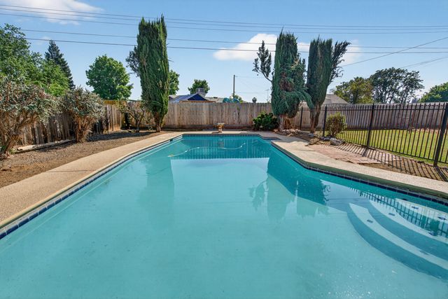 1119 W Dove Drive, Visalia, CA 93291