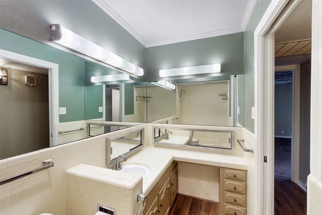 2301 Ridgmar Plaza 8, Fort Worth, TX 76116