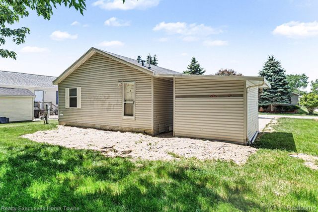 45822 Bonaventure Dr, Macomb Township, MI 48044