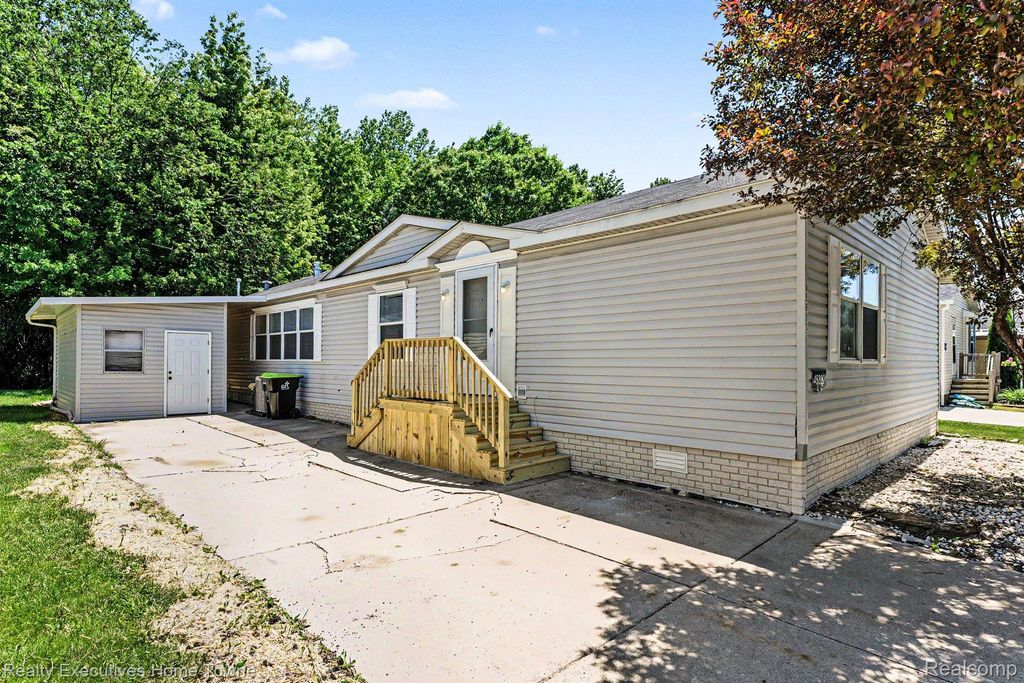 45822 Bonaventure Dr, Macomb Township, MI 48044