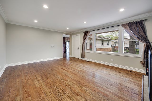 15 Wildwood Road, Elk Grove Village, IL 60007