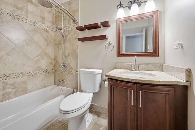 15 Wildwood Road, Elk Grove Village, IL 60007