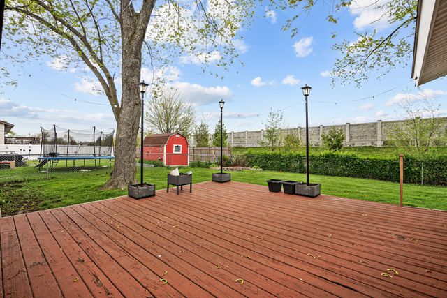 15 Wildwood Road, Elk Grove Village, IL 60007