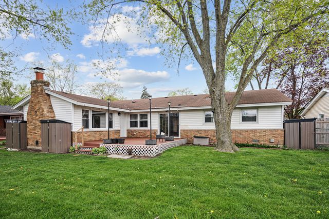 15 Wildwood Road, Elk Grove Village, IL 60007