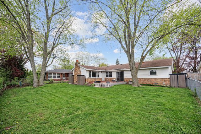 15 Wildwood Road, Elk Grove Village, IL 60007