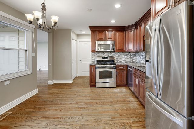 15 Wildwood Road, Elk Grove Village, IL 60007